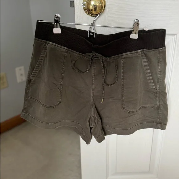 White House Black Market Green shorts size 12 - Picture 6 of 11